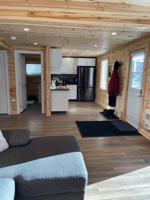 Chalet le Huard directement au bord du lac Saint-Zénon Extérieur photo