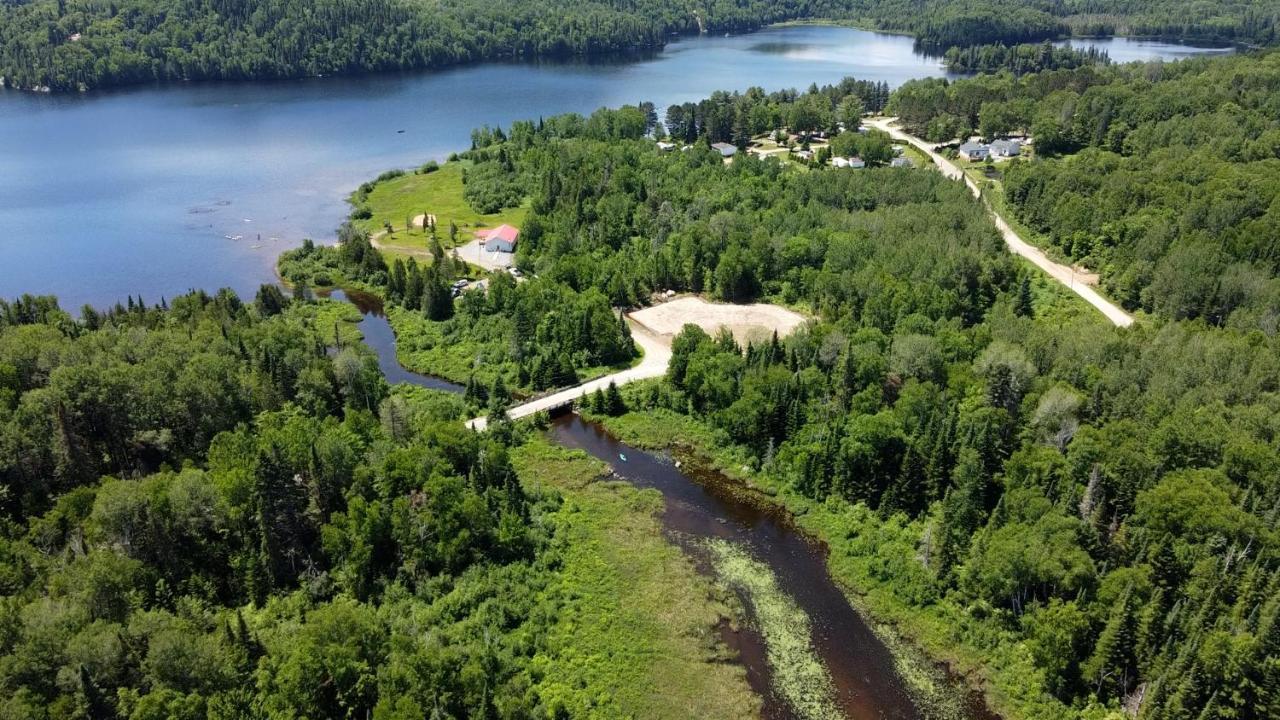 Chalet le Huard directement au bord du lac Saint-Zénon Extérieur photo