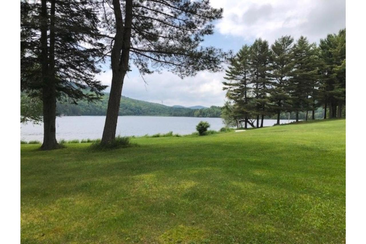 Chalet le Huard directement au bord du lac Saint-Zénon Extérieur photo