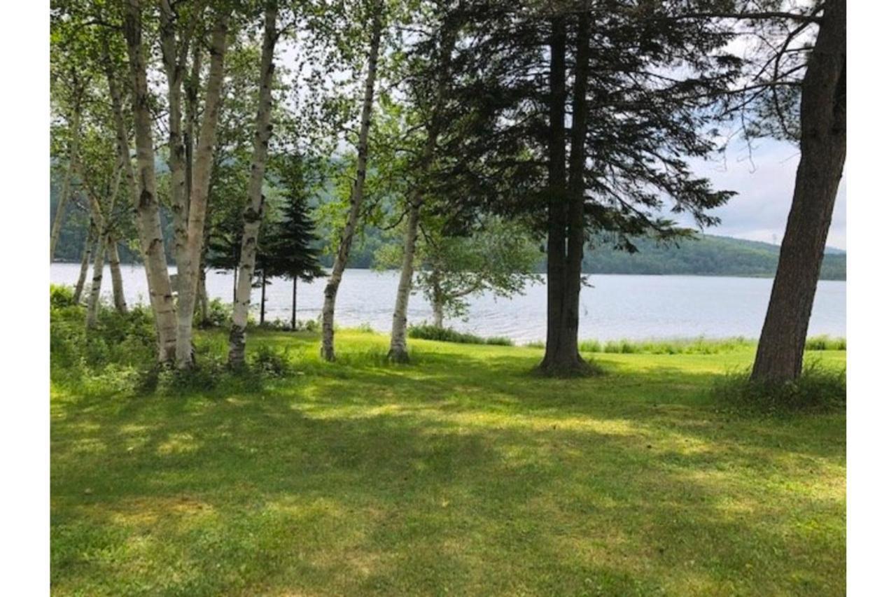 Chalet le Huard directement au bord du lac Saint-Zénon Extérieur photo